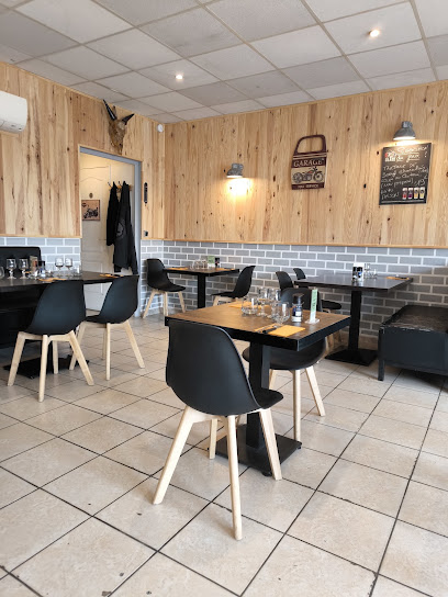 Salle du restaurant, murs en bois clair et banquette noire