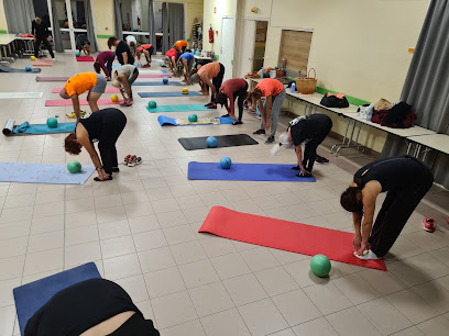 Groupe pendant un cours d'étirement debout